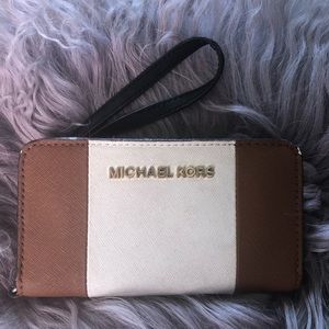 Michael kors wristlet
